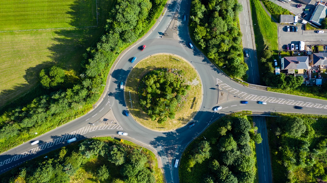 Großer Verkehrskreisel mit 4 Ausfahrten