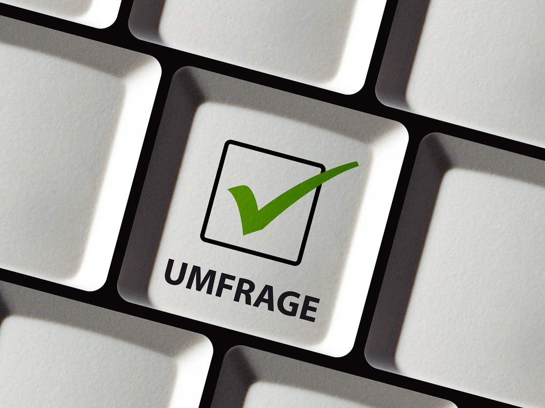 Button auf Tastatur mit gr&uuml;nem Haken und dem Wort Umfrage