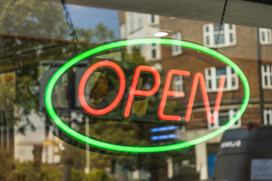 "Open" in orangener Leuchtschrift, darum ein gr&uuml;ner Kreis