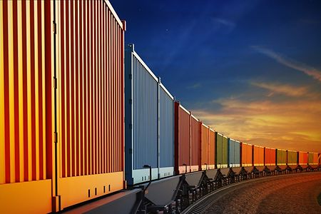 Ein langer Güterzug mit Containern beladen