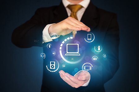 Digitalisierungssymbole vor einem Mann