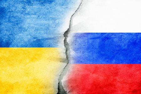 Flaggen Russland und Ukraine liegen gegeneinander mit Riss in der Mitte