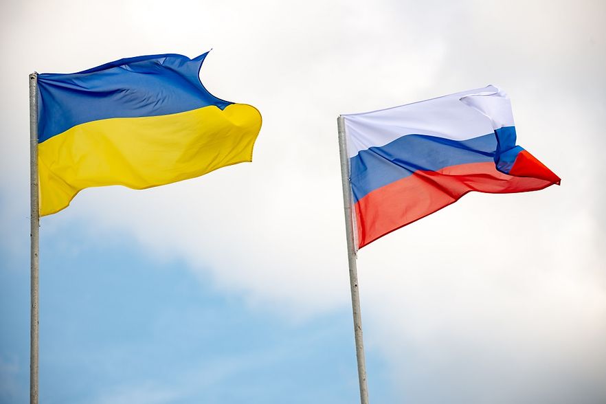 Ukrainische und russische Fahnen flattern im Wind