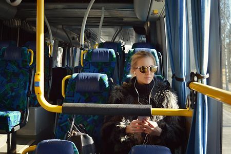 junge Frau im Bus