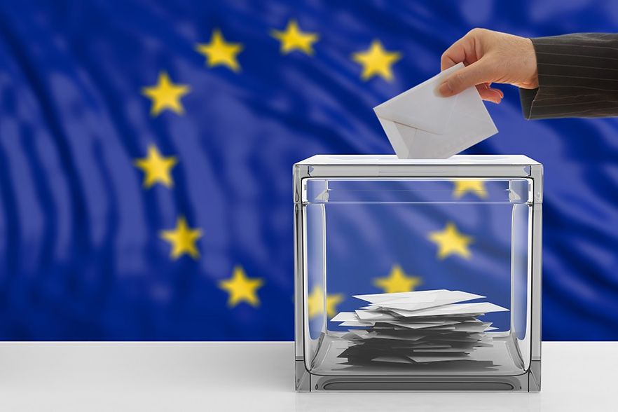 Wahlurne mit Europafahnen