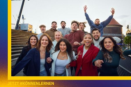 Gruppe junger Auszubildende, die sich freuen und lächeln