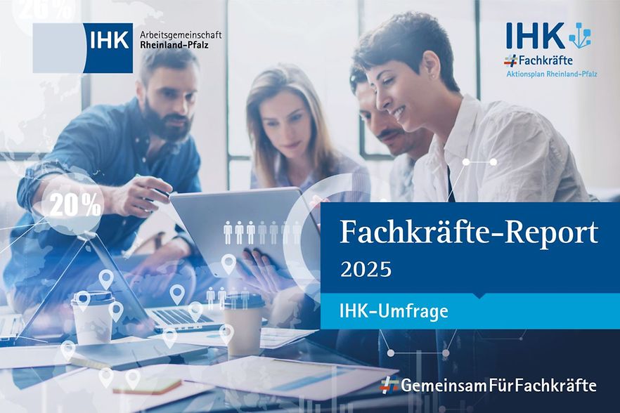 4 Personen schauen auf einen Bildschirm, Logos und Titel im Vordergrund
