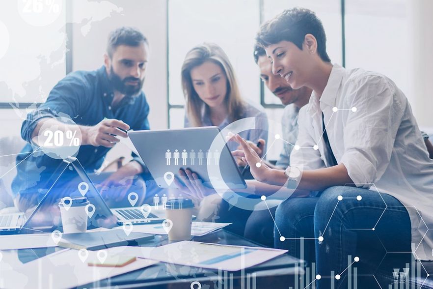 Digitalisierung trifft Fachkräftesicherung: IHK-Umfrage zum Fachkräftereport 2025 4 Personen schauen auf einen Bildschirm