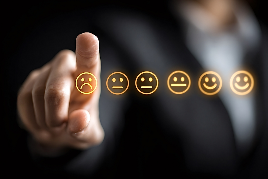 DIHK-Blitzumfrage zu den USA 6 Smileys - von links nach rechts unzufrieden bis lächelnd - ein Zeigefinger zeigt darauf