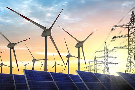 Stromleitungen, Windkraftanlagen und Photovoltaik im Sonnenuntergang