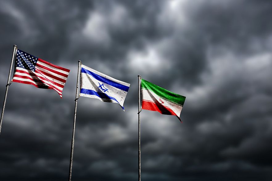 Flaggen von Iran, Israel und den USA