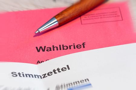 Wahlbrief und Kugelschreiber