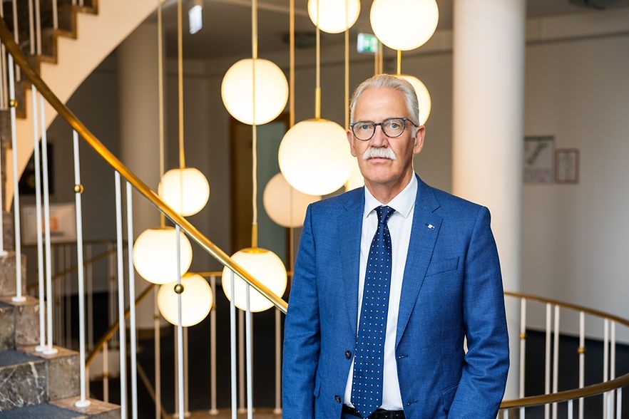 Arne R&ouml;ssel, IHK-Hauptgesch&auml;ftsf&uuml;hrer, steht im Treppenhaus